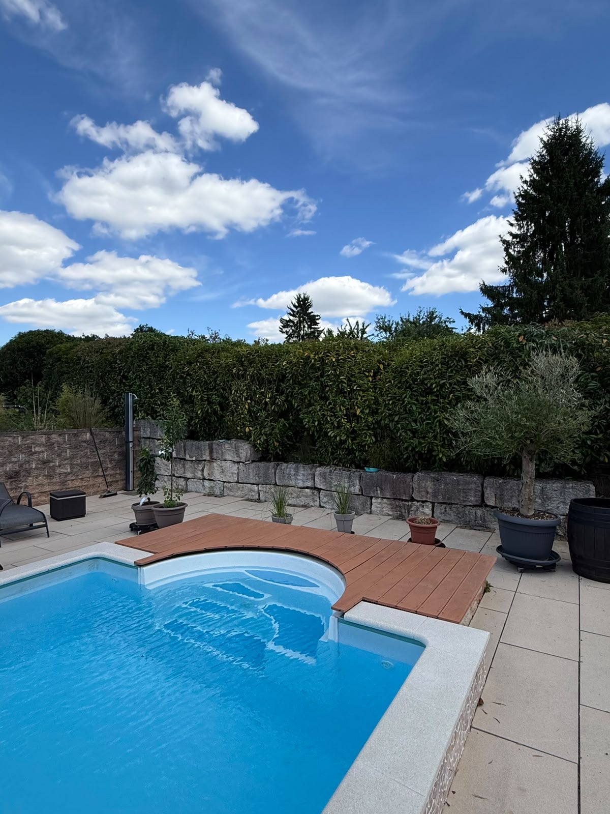 Poolterrasse — Sommeransicht