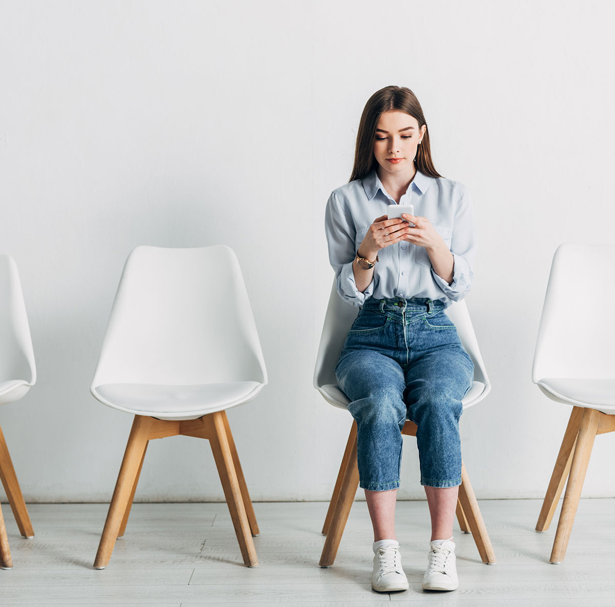 Patiente remplissant un questionnaire sur son téléphone en salle d'attente