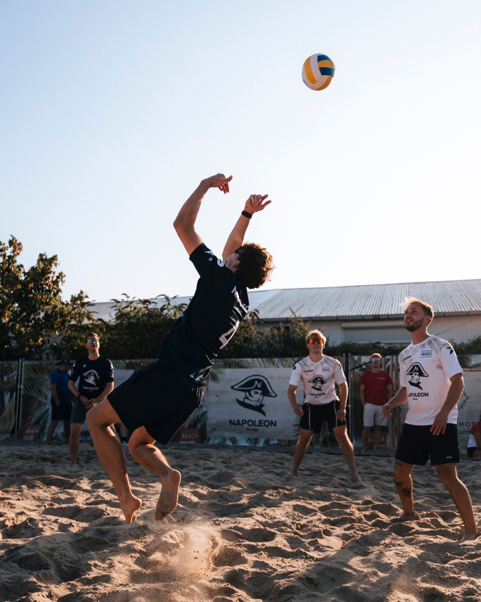 Sfeerbeeld Mechelen Beach 2026 — spelers vieren onder de palmboom