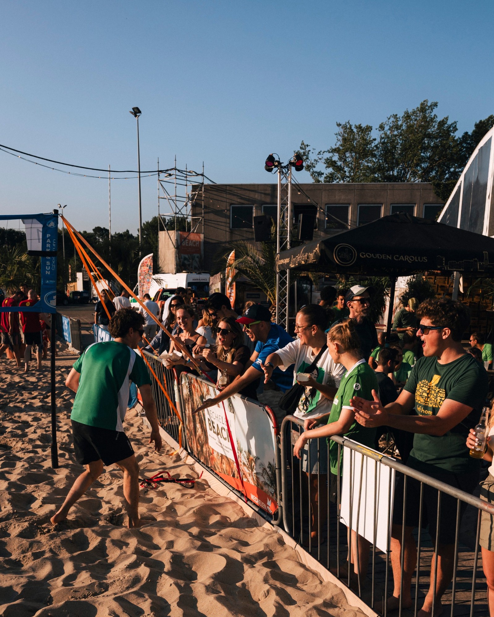 Sfeerbeeld Mechelen Beach 2026 — publiek langs de volleybalvelden