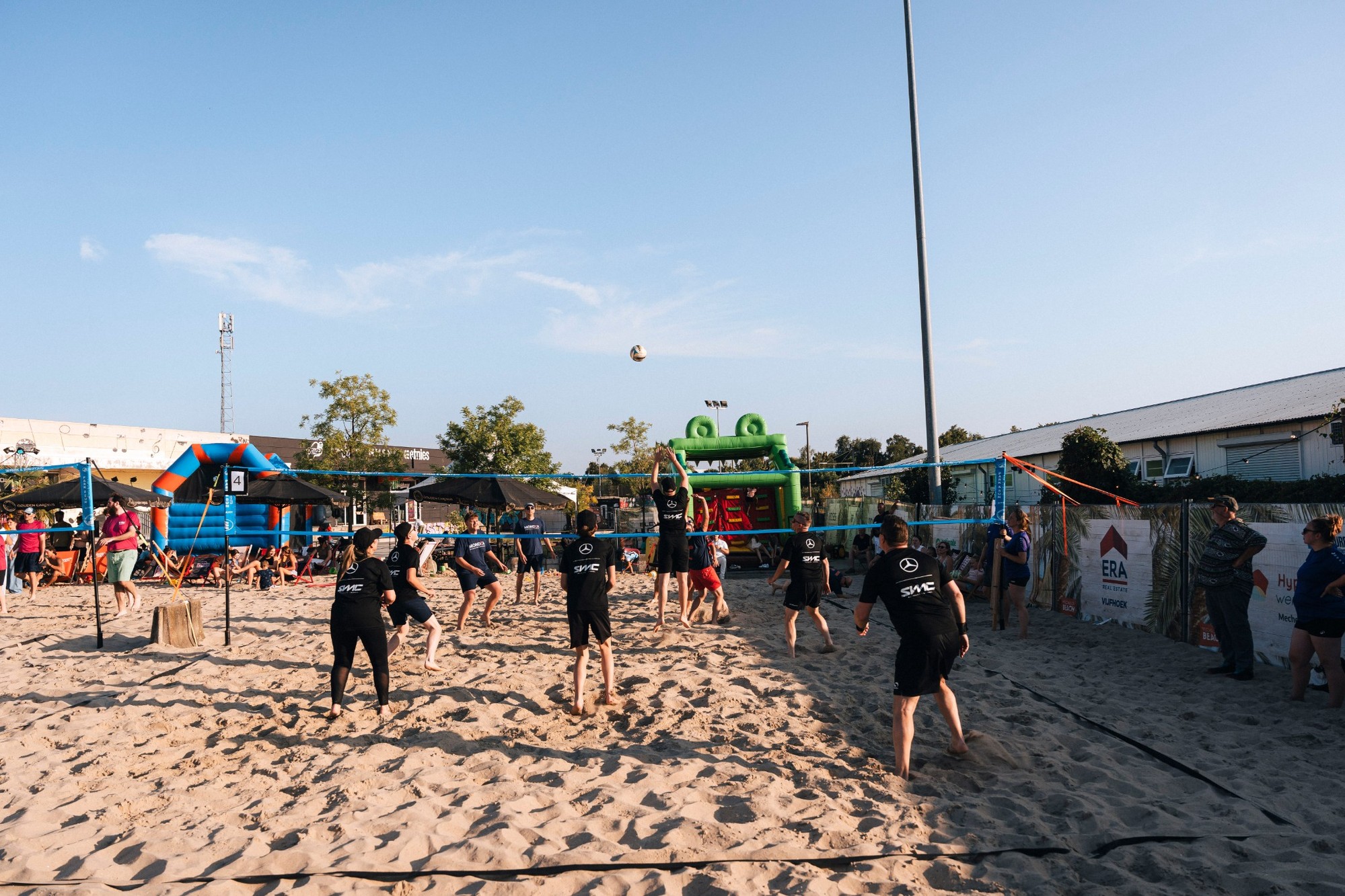 Sfeerbeeld Mechelen Beach 2026 — beachvolley match op het strand