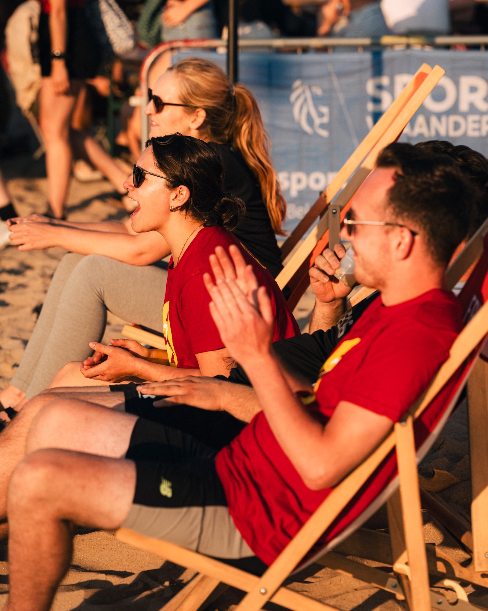 Sfeerbeeld Mechelen Beach 2026 — supporters in strandstoelen