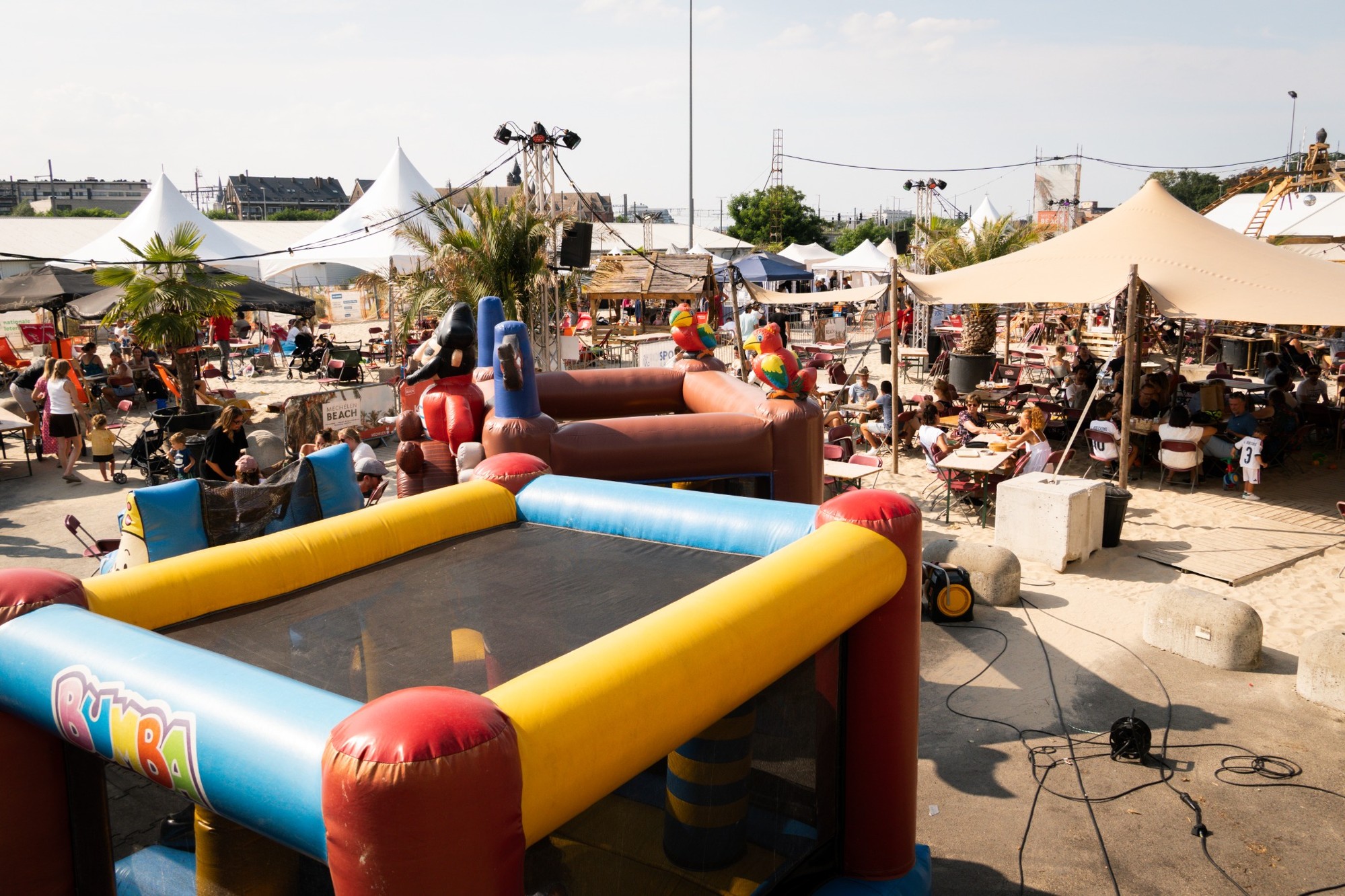 Sfeerbeeld Mechelen Beach 2026 — kind speelt ringwerpen op de kindernamiddag