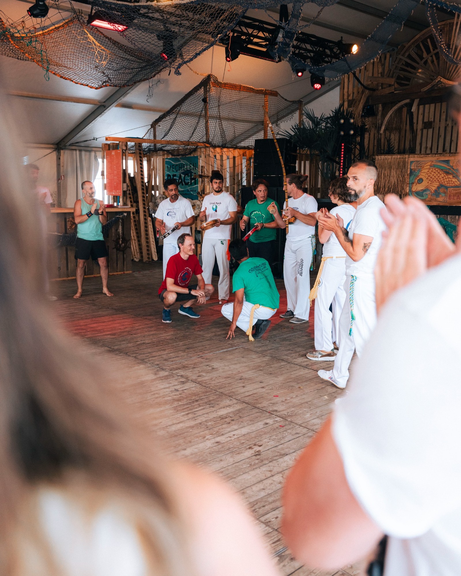 Sfeerbeeld Mechelen Beach 2026 — capoeira roda met muzikanten in de tent