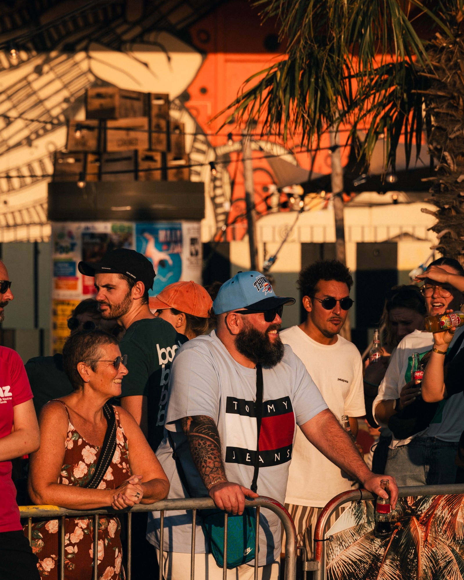 Sfeerbeeld Mechelen Beach 2026 — publiek langs de afsluiting bij zonsondergang